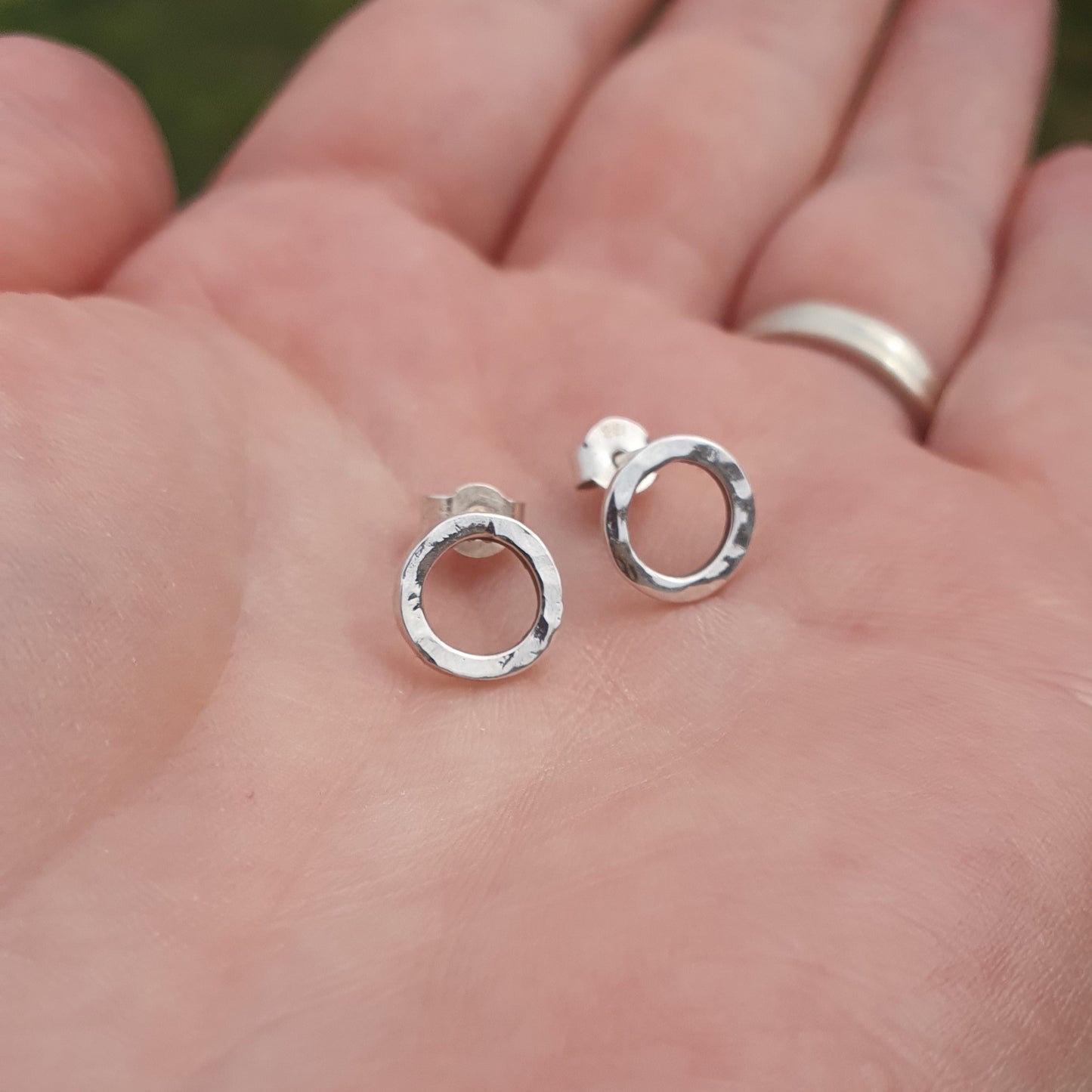 Hammered circle earrings